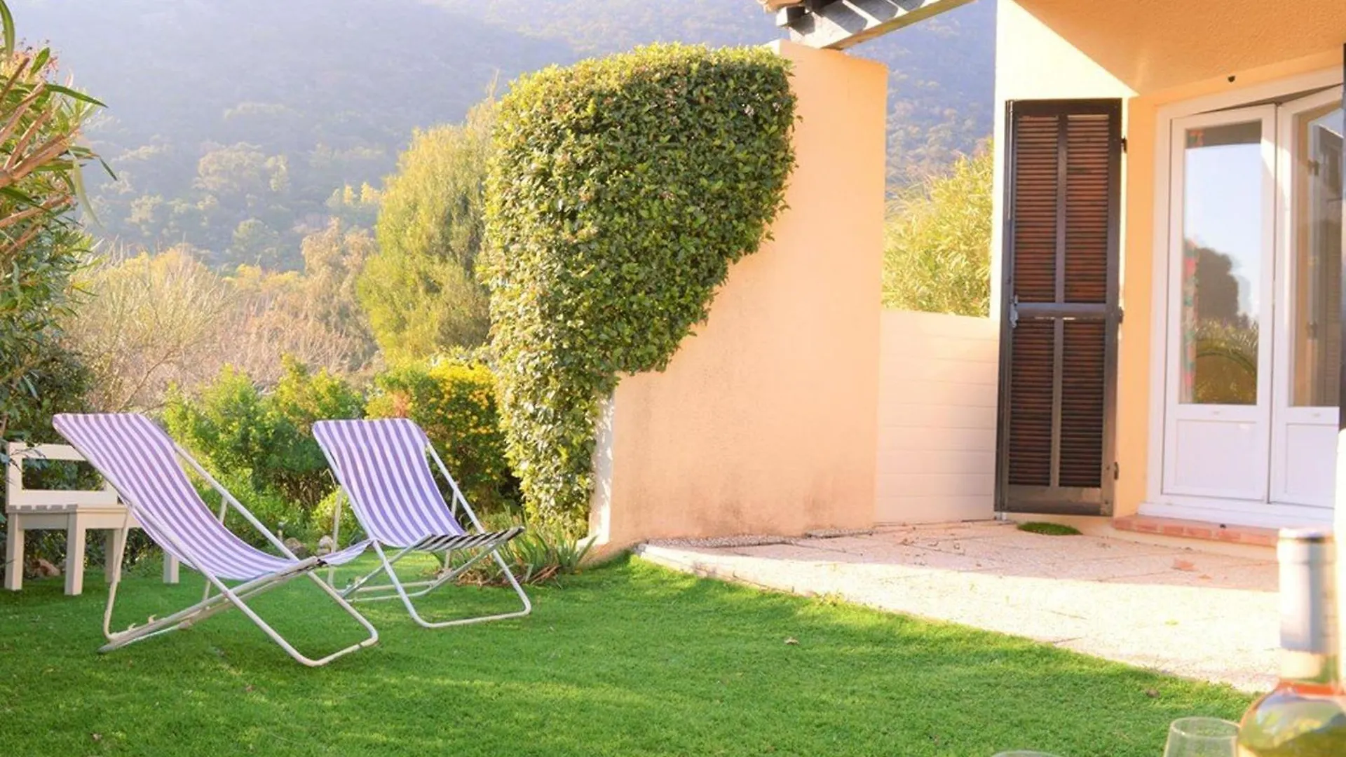 Appartement 2P Avec Terrasse, Jardin Et Piscine - Le Lavandou, 4 Couchages, Parking Inclus - Fr-1-251-573 0*,  France